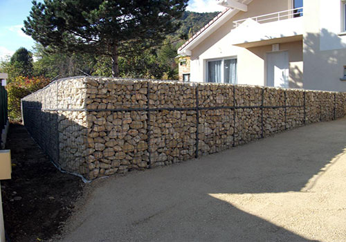 Soutenement mur en gabions de pierres blanches